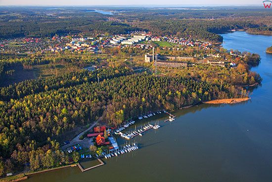 Nida, panorama na miejscowosc przez jezioro Nidzkie. EU, Pl, Warm-Maz. Lotnicze.